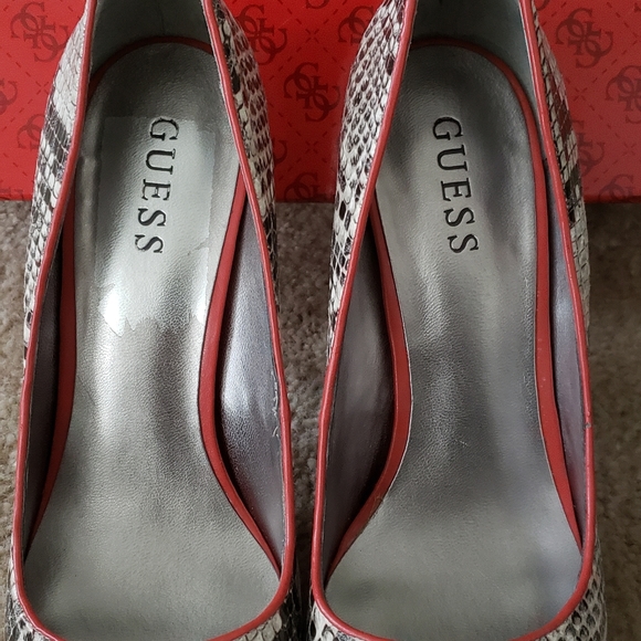 GUESS 7 1/2 Snake Skin Pumps - Picture 5 of 5